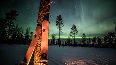 Sciare sotto l’aurora boreale